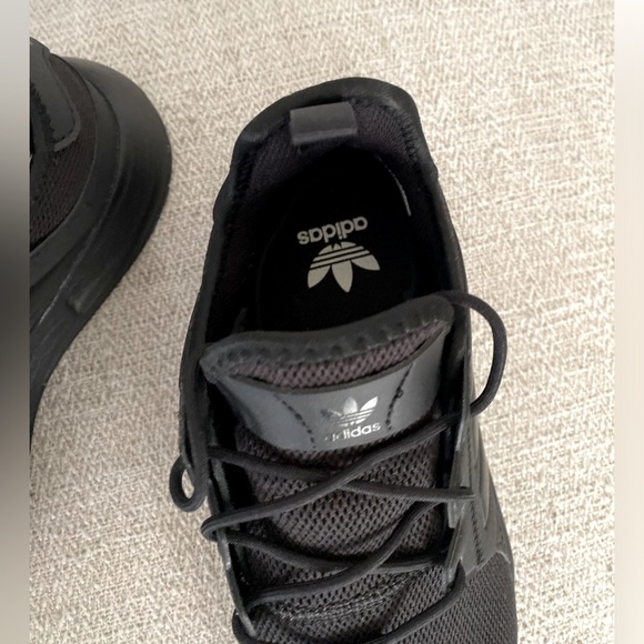 Black Adidas 🖤 - Picture 6 of 9